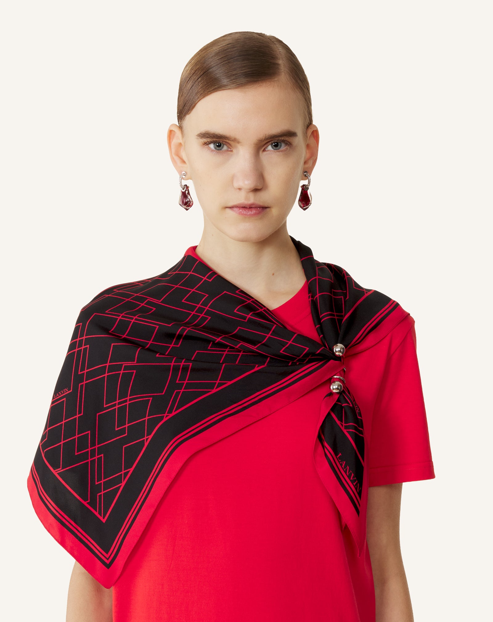 GRAPHIC DIAMOND MOTIF TOP WITH JEWELRY FASTENER