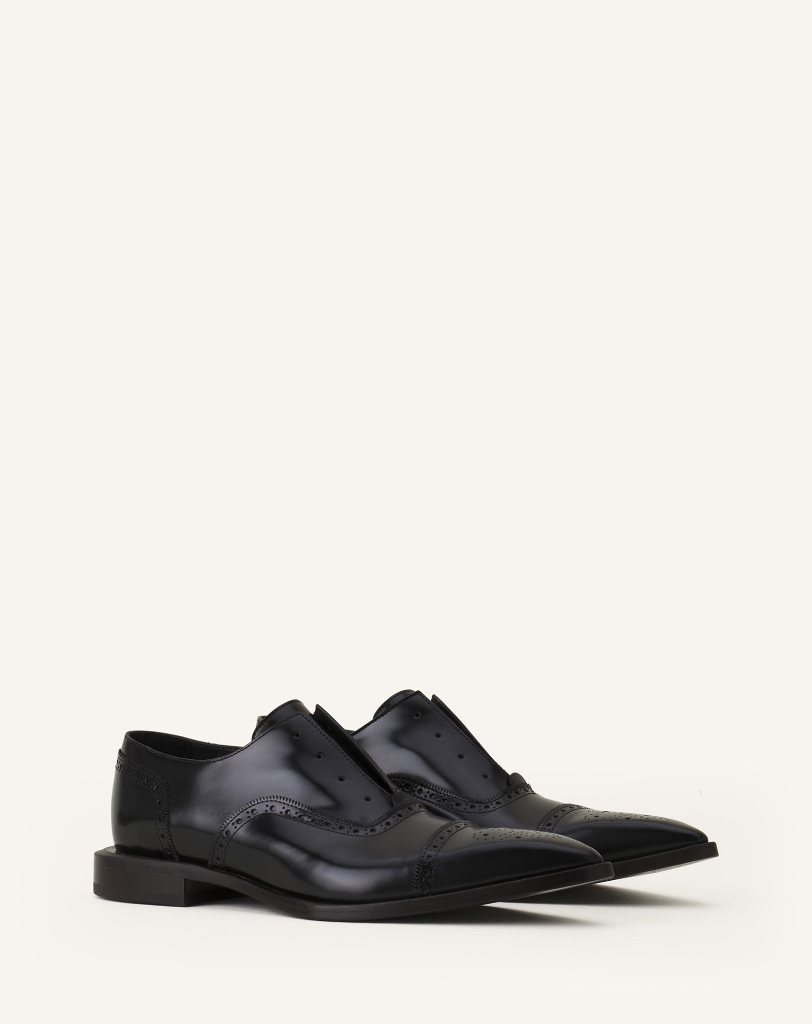 BLACK BROGUE OXFORD SHOE IN SHINY LEATHER