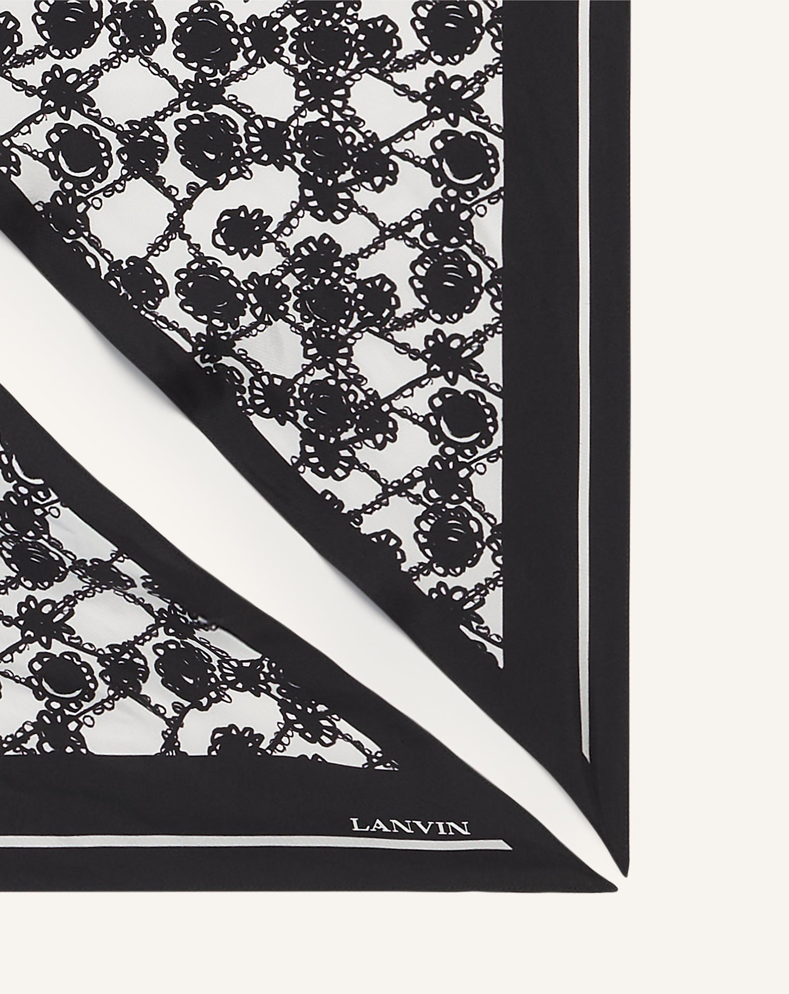 WHITE MARGUERITE MOTIF TOP WITH JEWELRY FASTENER