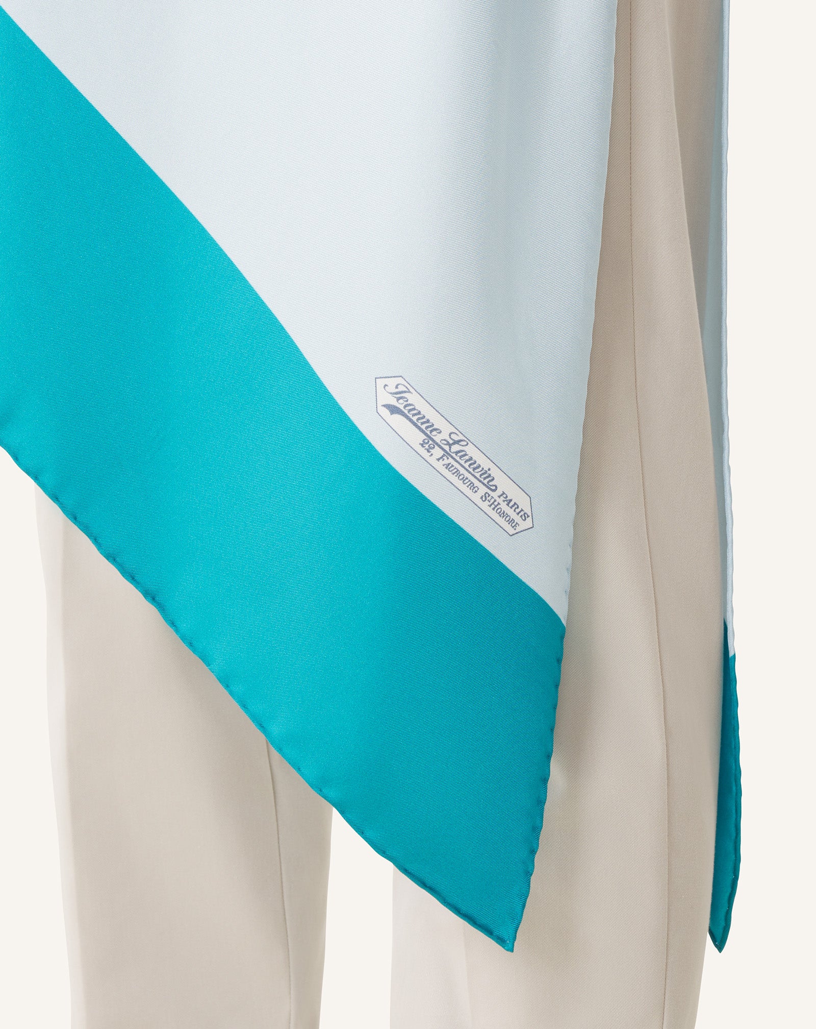 SILK GRAPHIC PRINT TOP