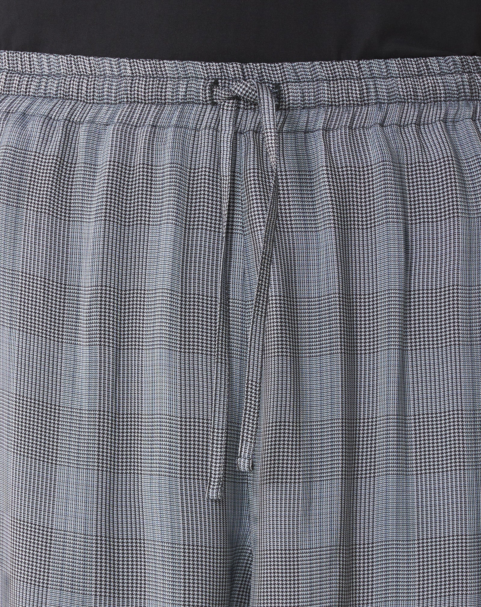 BLACK VISCOSE BERMUDA SHORTS