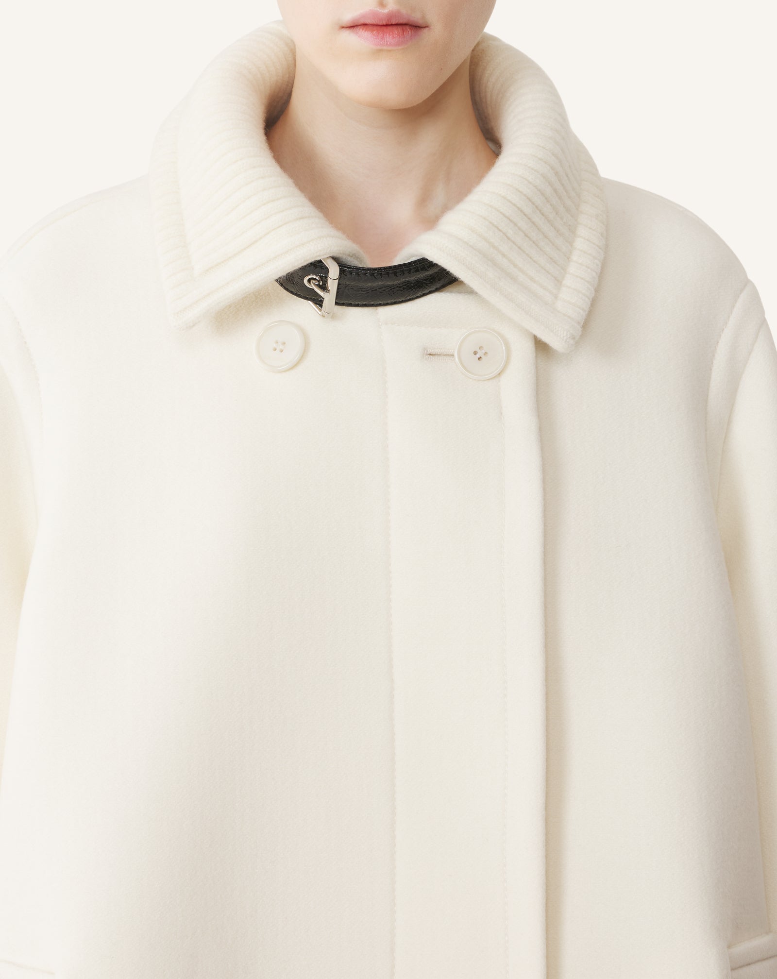 WHITE SHORT WOOL COAT WITH STAND-UP COLLAR