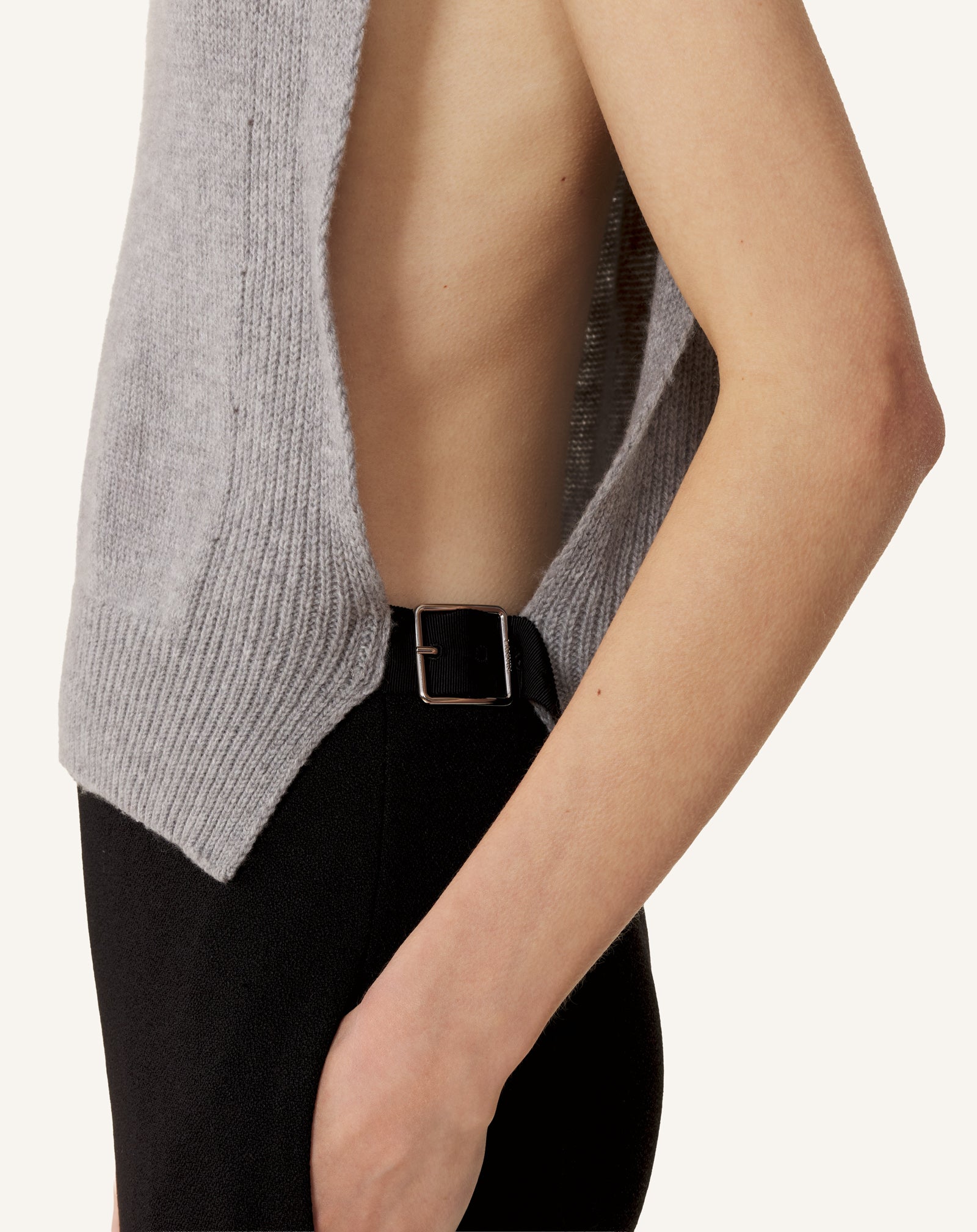 BLACK SLEEVELESS CASHMERE SWEATER