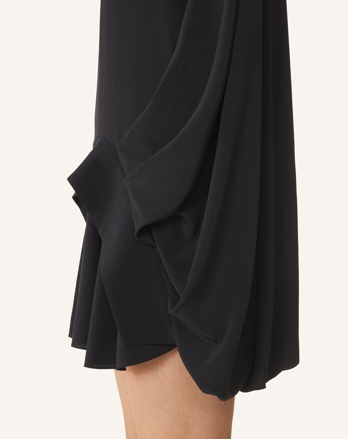 BLACK SLEEVELESS BALLOON TOP IN SILK CREPE