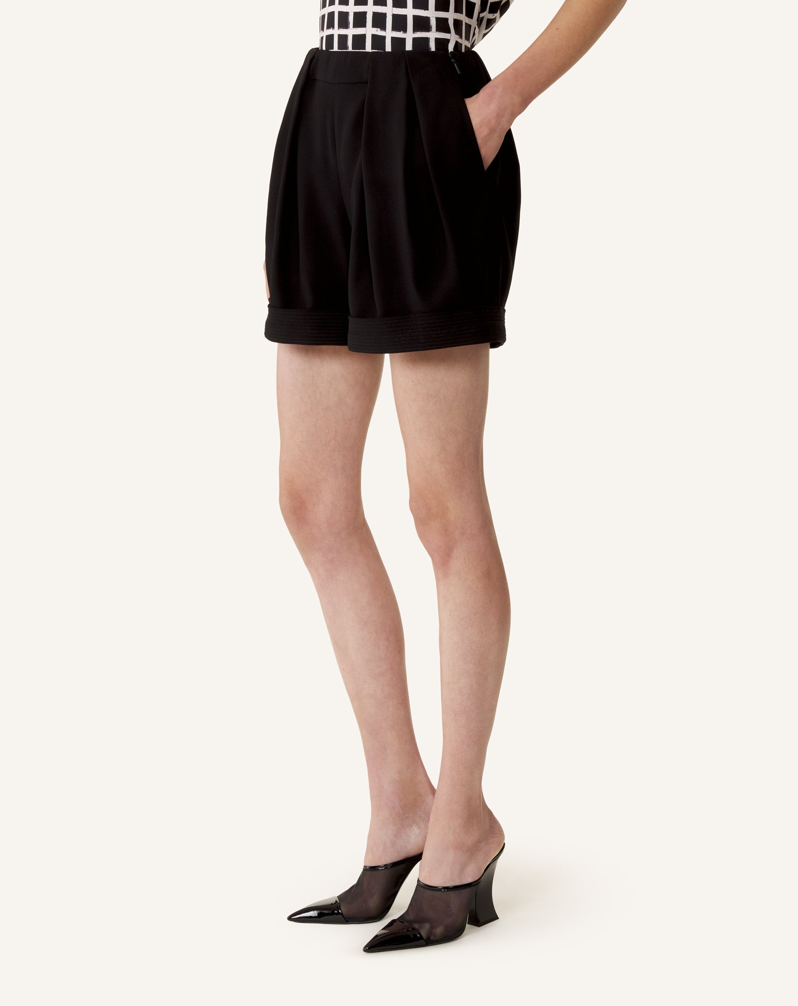 BLACK CREPE PLEATED SHORTS