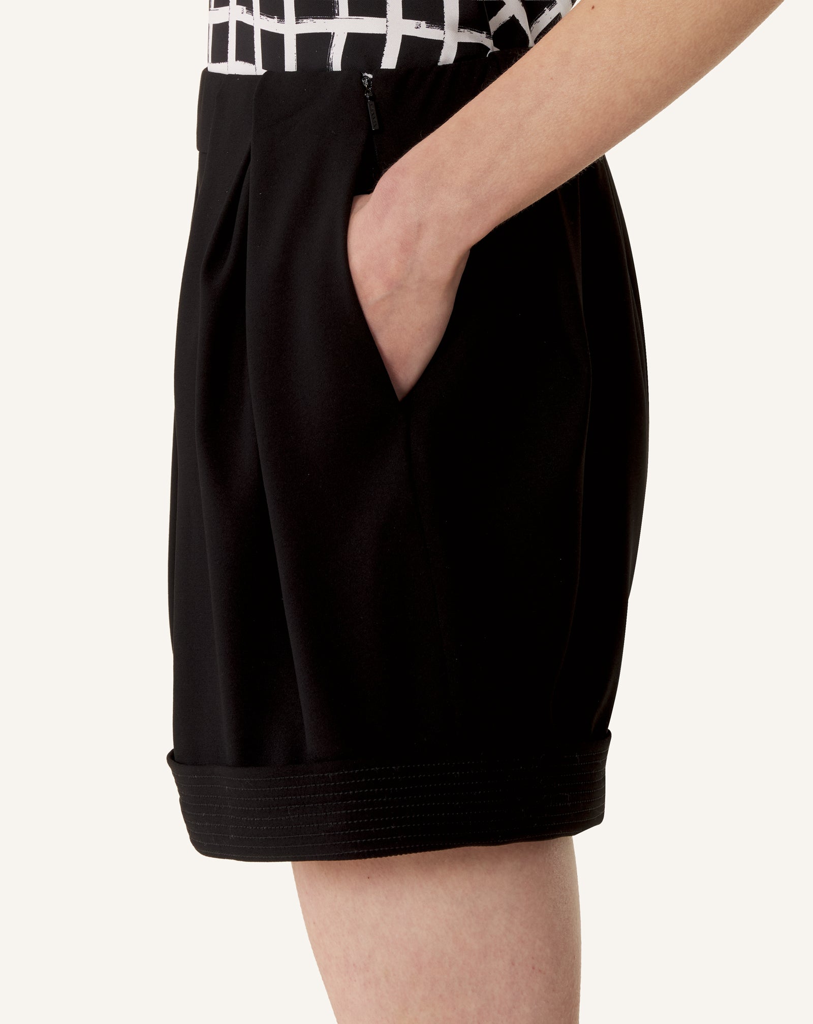 BLACK CREPE PLEATED SHORTS